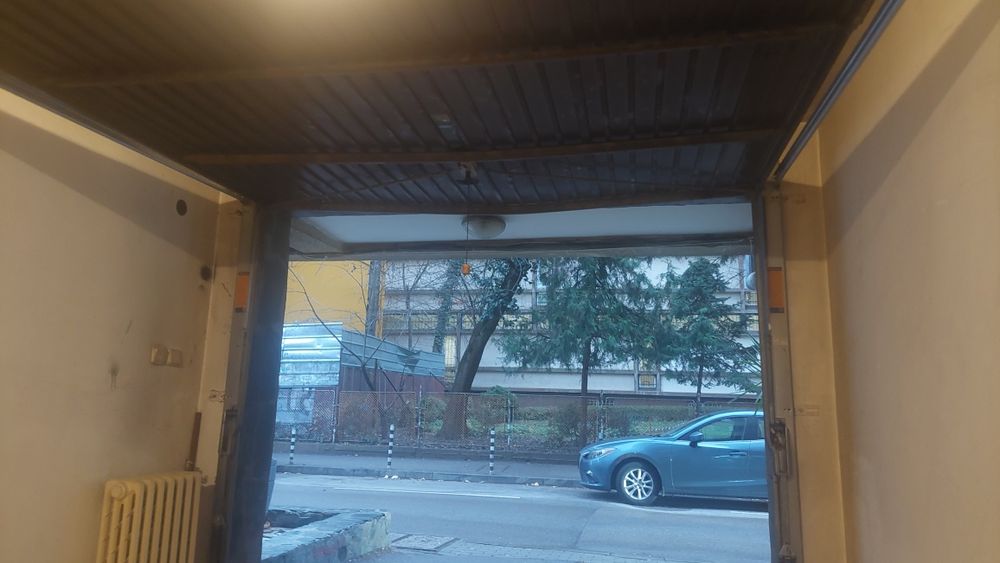 Продавам немска врата за гараж Hormann  2.40м шорока, 2,10м висока