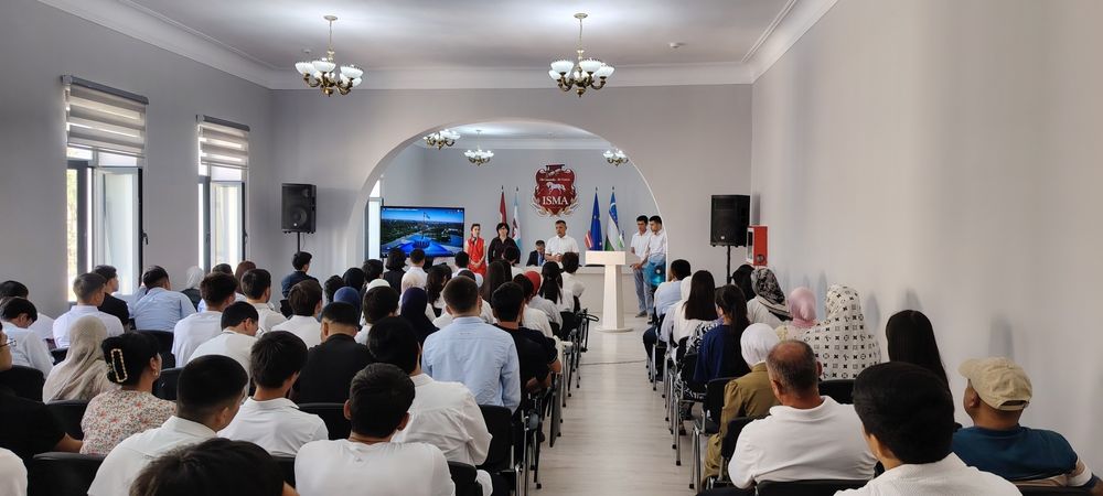 Yosh ayol eshagini silaydi (video)