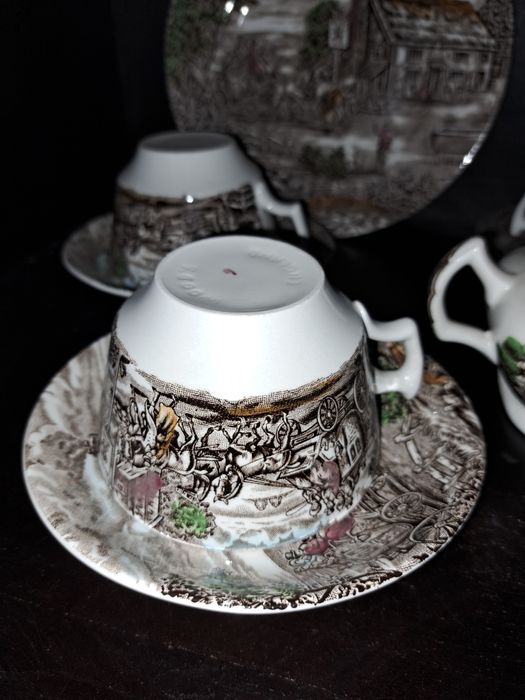 Продавам оригинален английски сервиз за чай
