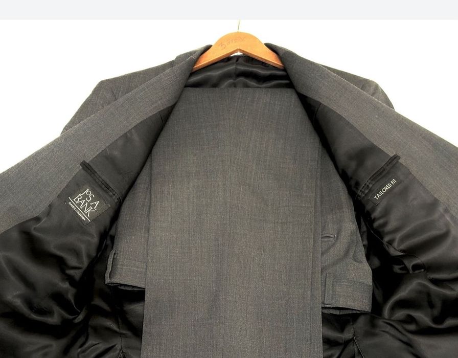 Костюм. Куплено за 500$. Отдам за 150$.