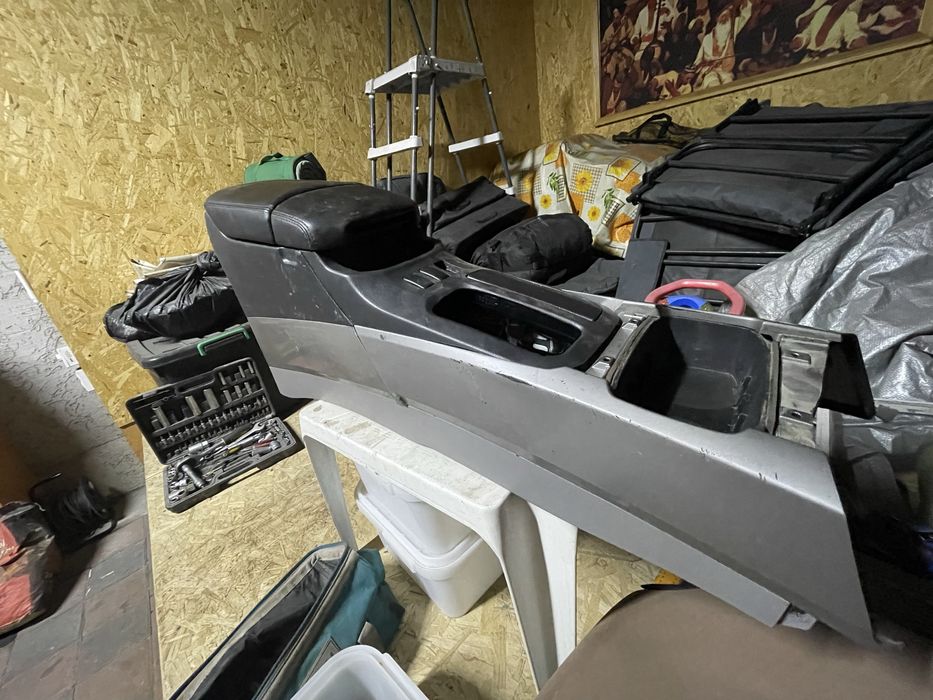 Продам центральную консоль 4runner 215