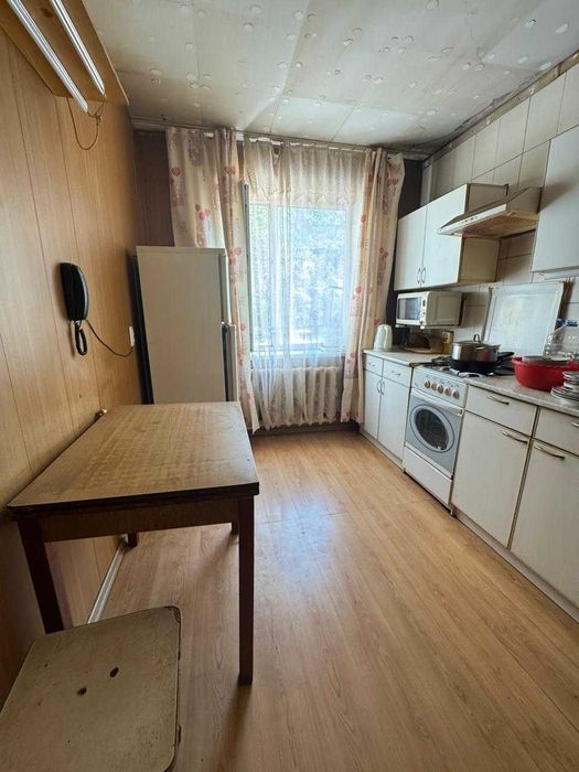 Продаю большую 3 ком. кв. Кухня 8 кв. м. комнаты раздельные. Балкон - View 3
