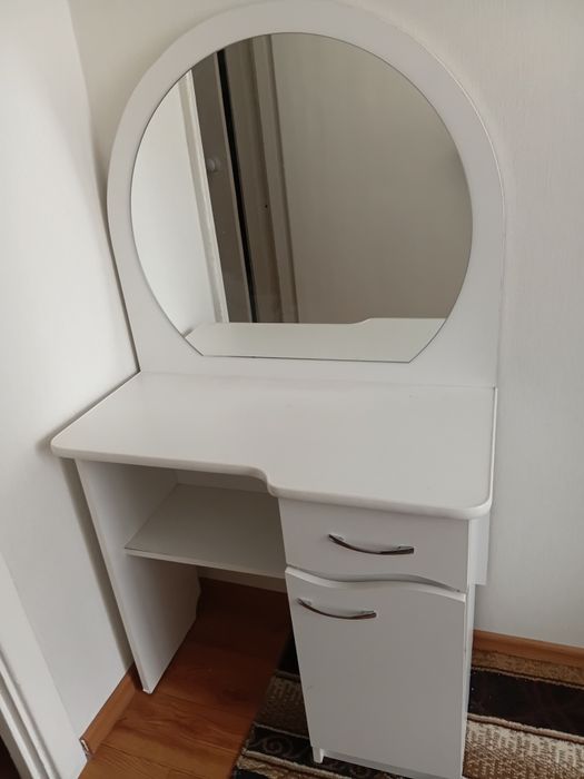 Продам трильяж с зеркалом.