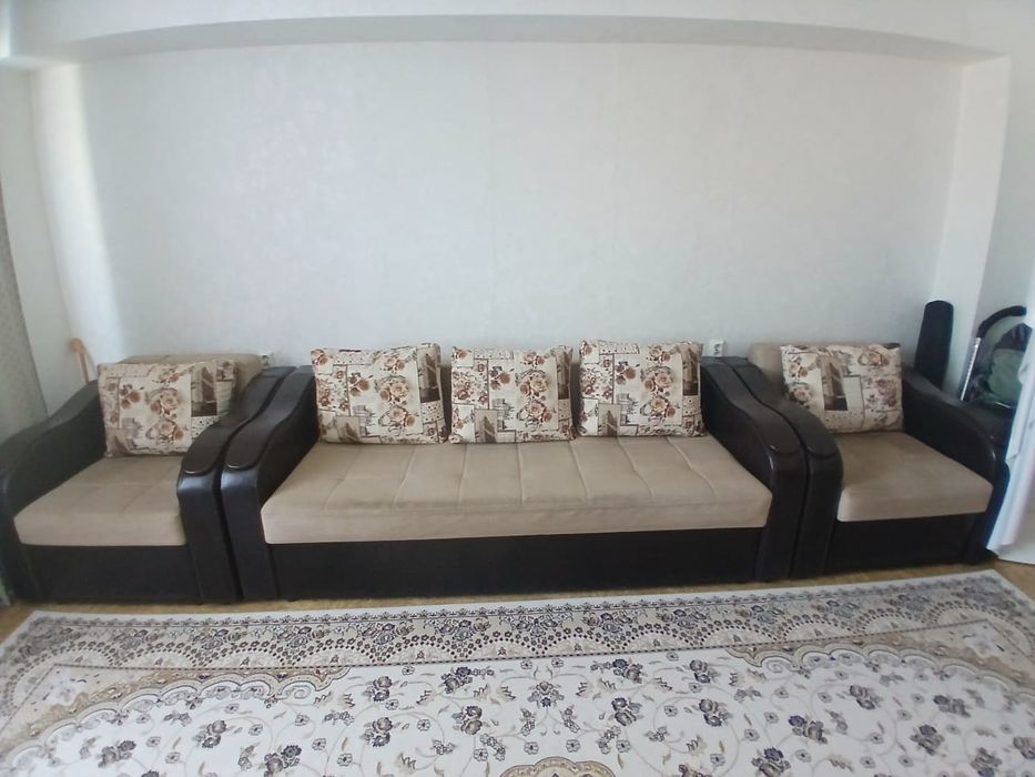 Продам диван с креслами.