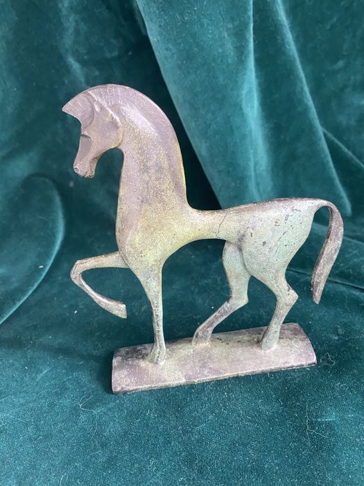 Скулптури каменни кучета, глава на слон, коне, котка Бастет, фигури