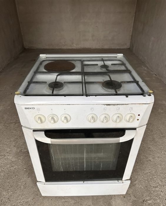 Продам газ плиту BEKO