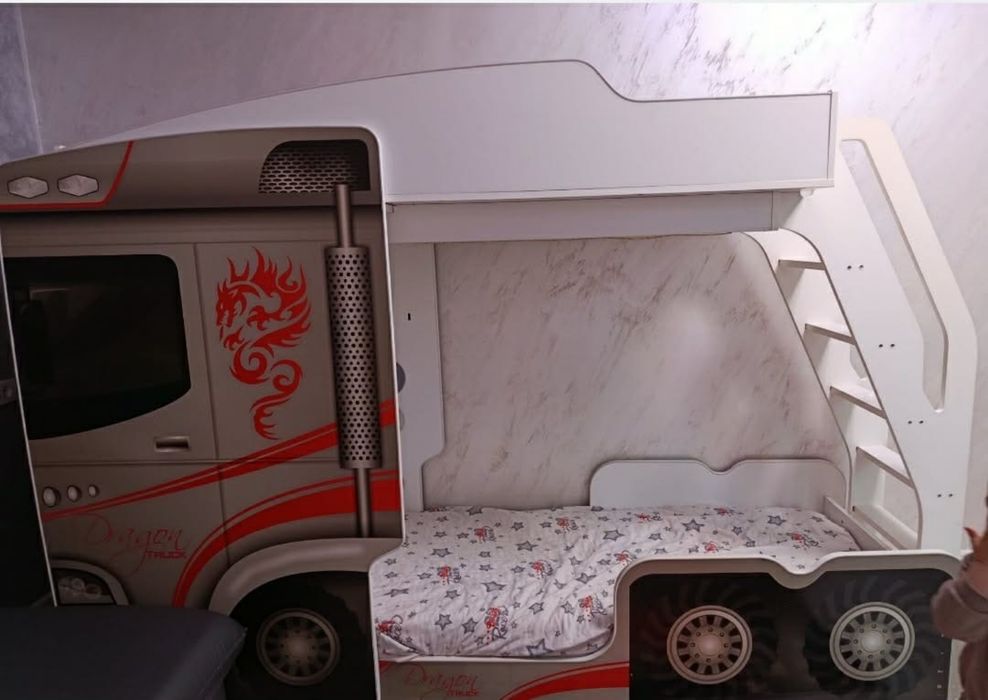 Vand pat suspendat tip camion