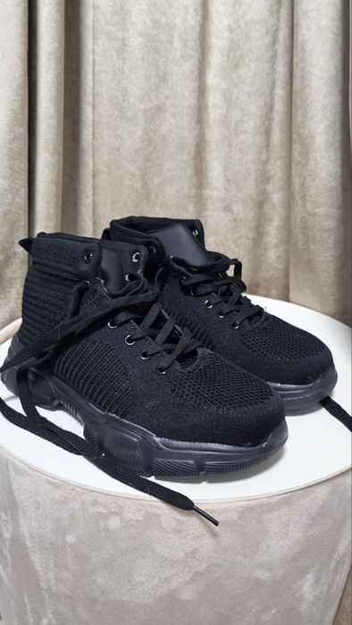 Кроссовки Needus