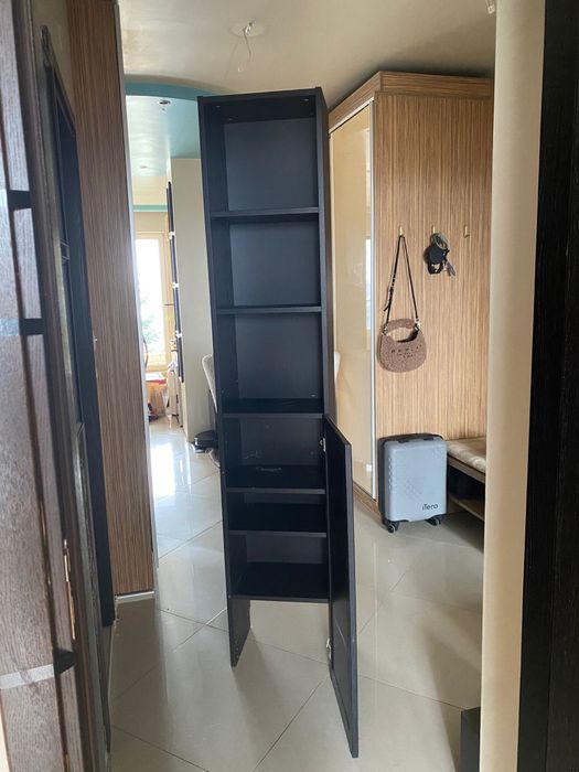 Черен шкаф с рафтове