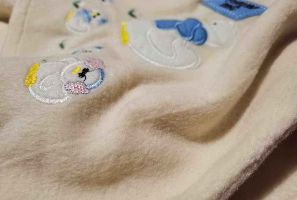 Детски бял мъхест комплект блузка и панталон