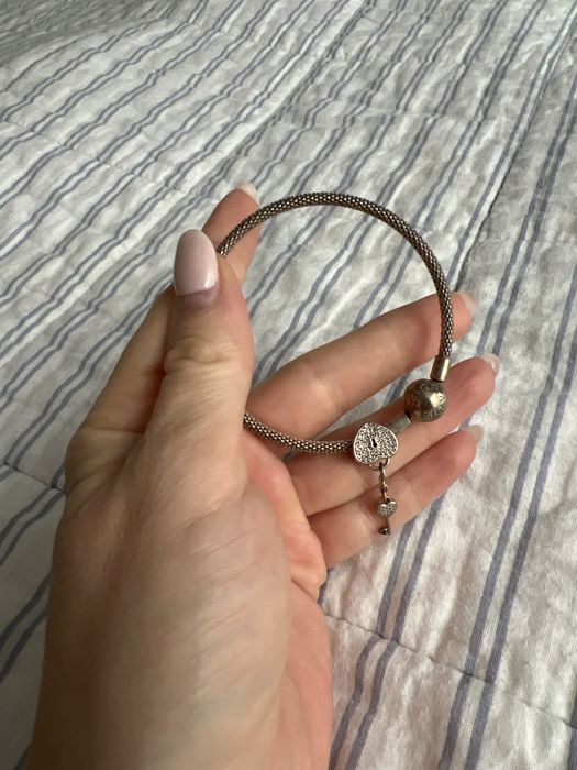 Гривна Pandora сребърна с висулка и твърда основа