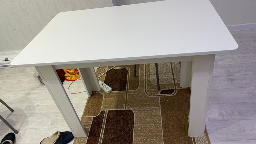 Белый кухонный стол.