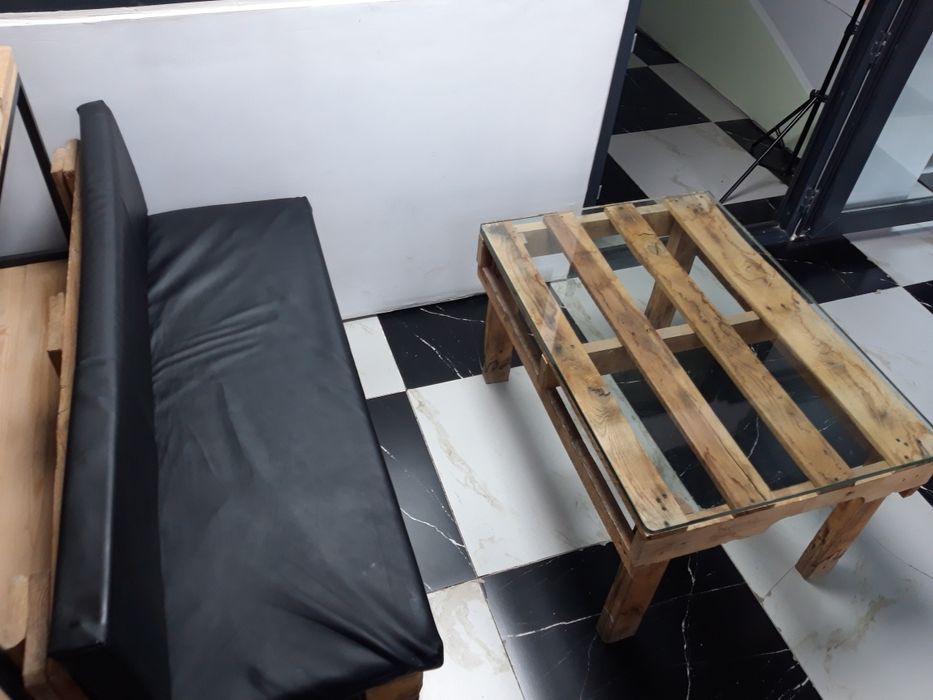 продам столик и диванчик