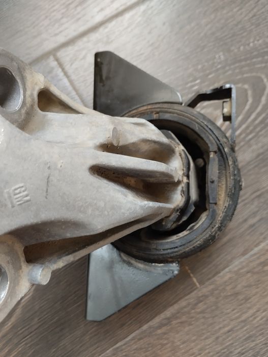 Запчасти Подушка КОБАЛТ ЧЕВРАЛЕТ левый б/у