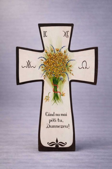 Cruce din lemn pictată manual – handmade, decor religios unicat