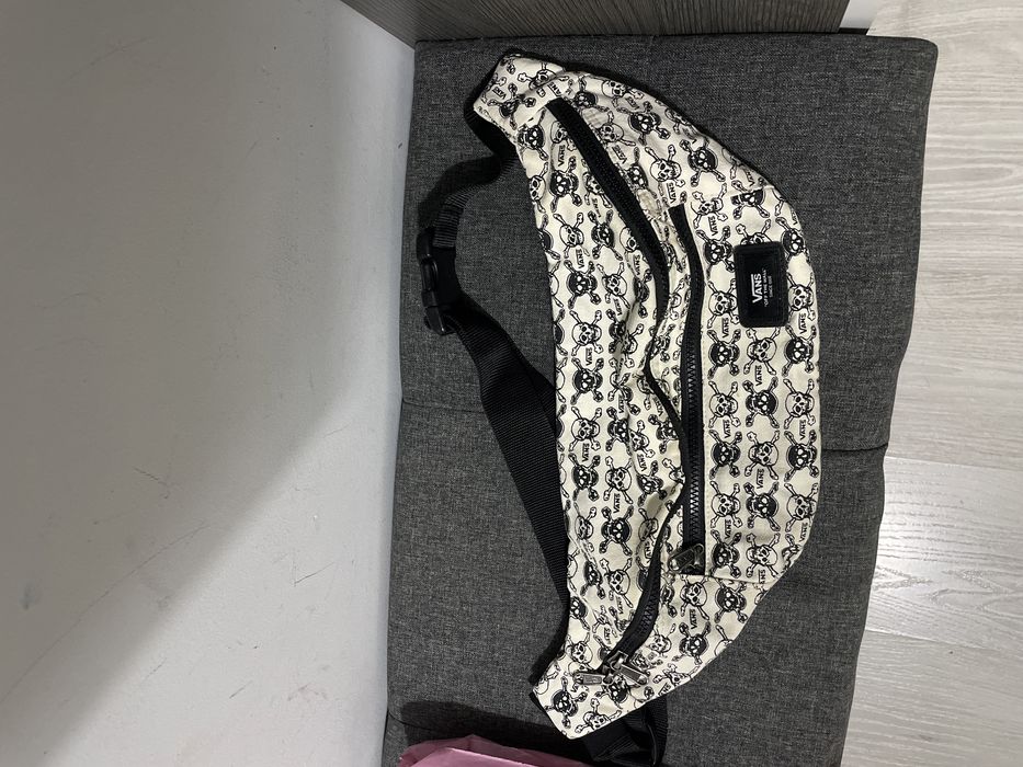 Продавам чантичка Vans