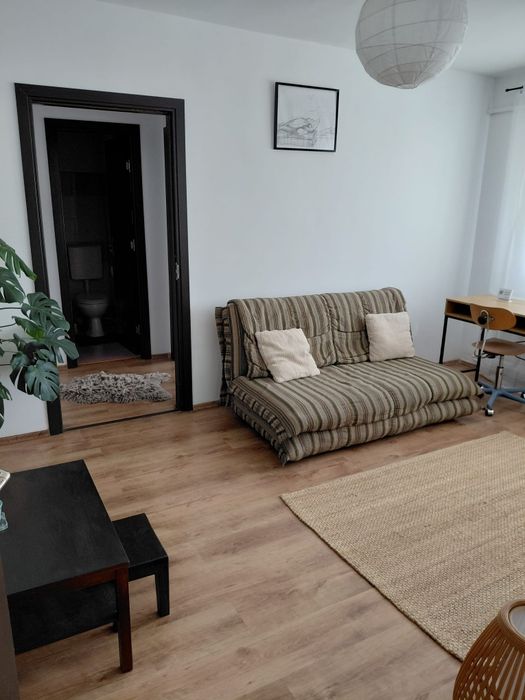Închiriez apartament cu 2 camere