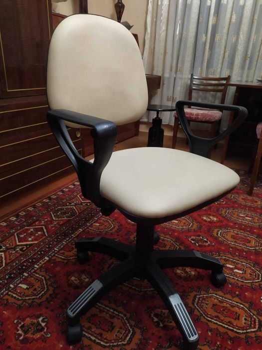 Оффисные стулья с подлокотниками