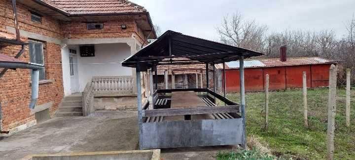 Къща с двор в с. Павел, общ. Полски Тръмбеш