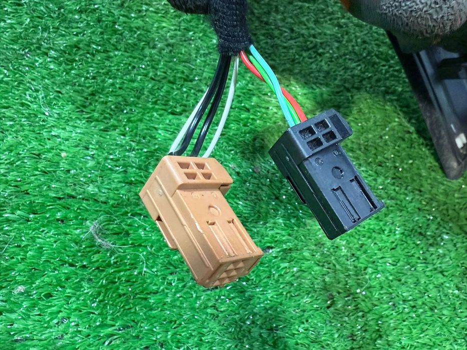 OGLINDA STANGA PEUGEOT 208 1.4 DIESEL 2013 COD OEM 0211047 1607511580 1611240480 2012-2018