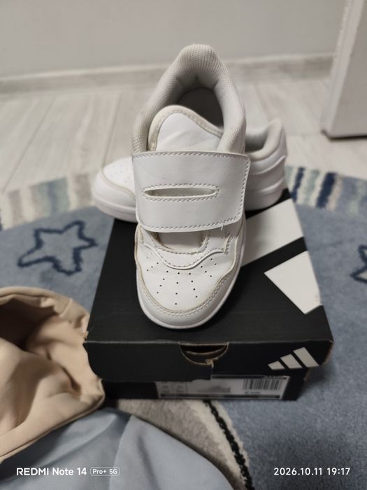 Яке и маратонки Adidas