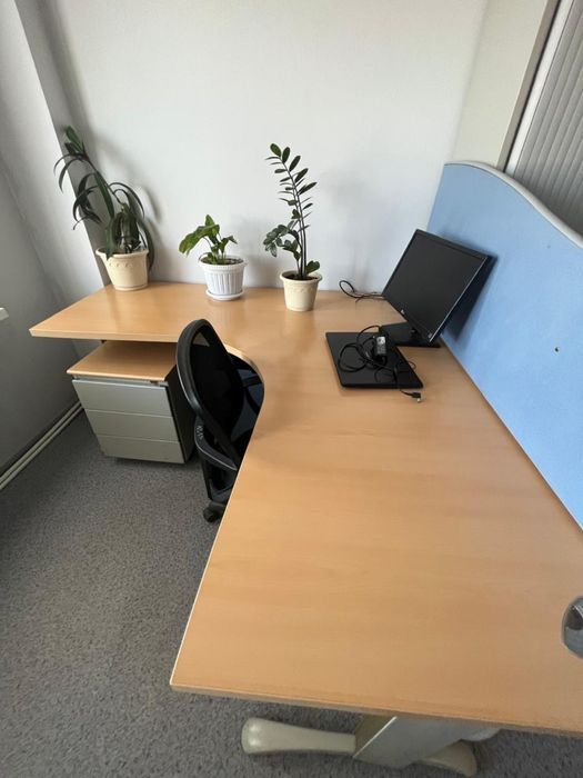 Офисная мебель, шкаф, столы, стулья