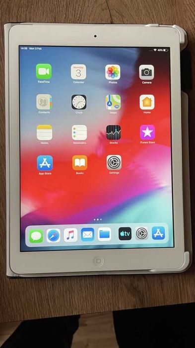 iPad Air + клавиатура + зарядно | работещ