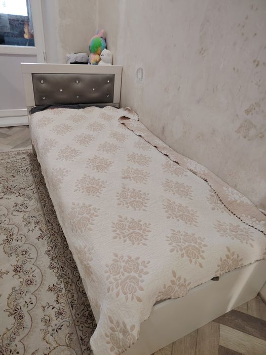 Кровать 2 штуки одинаковые в детскую модно