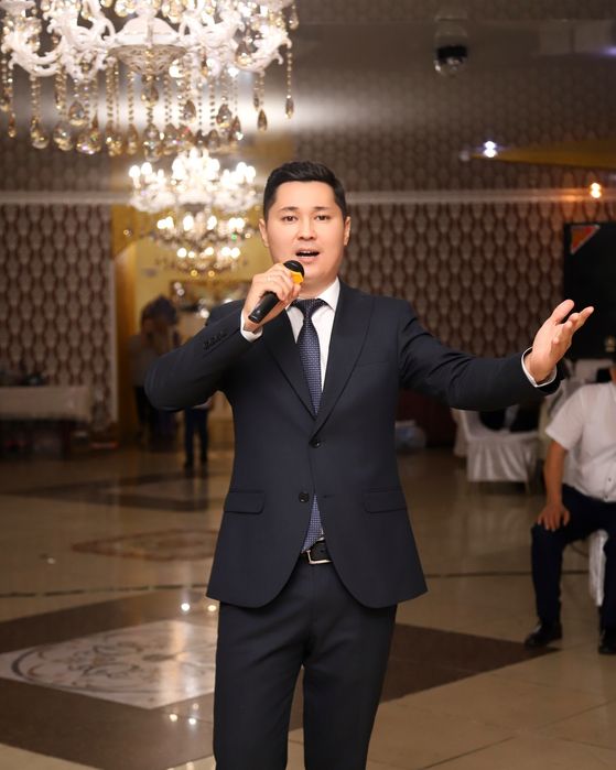 Тамада, Әнші, Домбырашы.