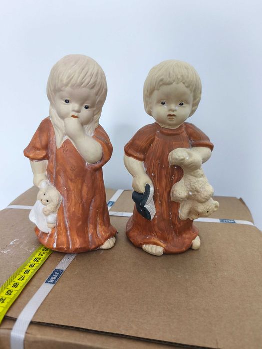 Два чифта гипсови фигури на момче и момиче