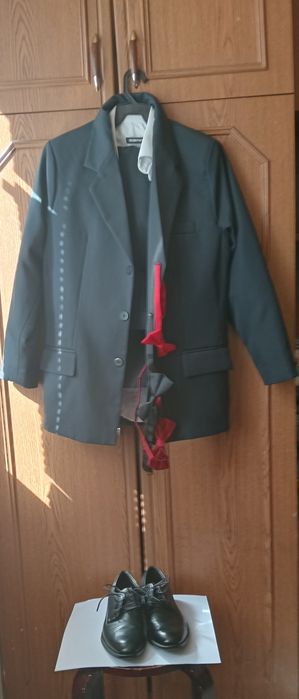 Costum 3 piese cu Pantofi pentru băieți, plus un papion la alegere.