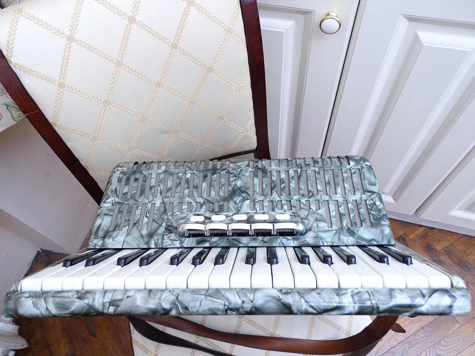 Много запазен стар акордеон Велтмайстер 80 баса