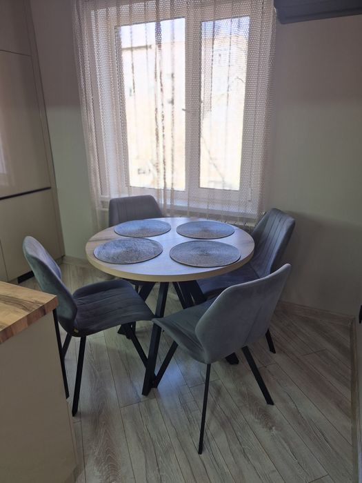 Продам обеденный стол со стульями