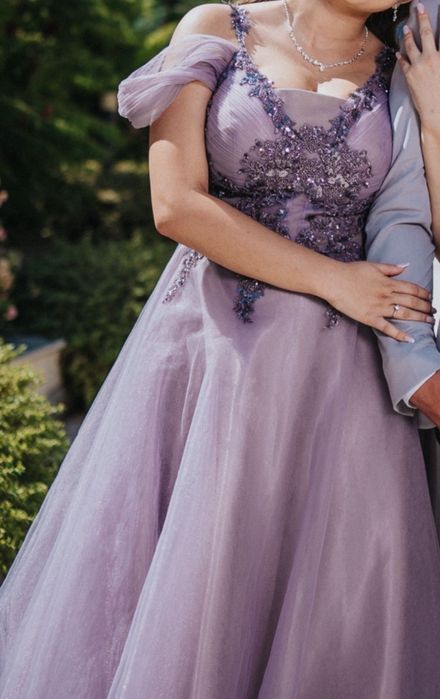 Елегантна официална рокля в нежен лилав цвят. Обличана само веднъж, в отлично състояние. Подходяща за бал, сватба или специален повод.