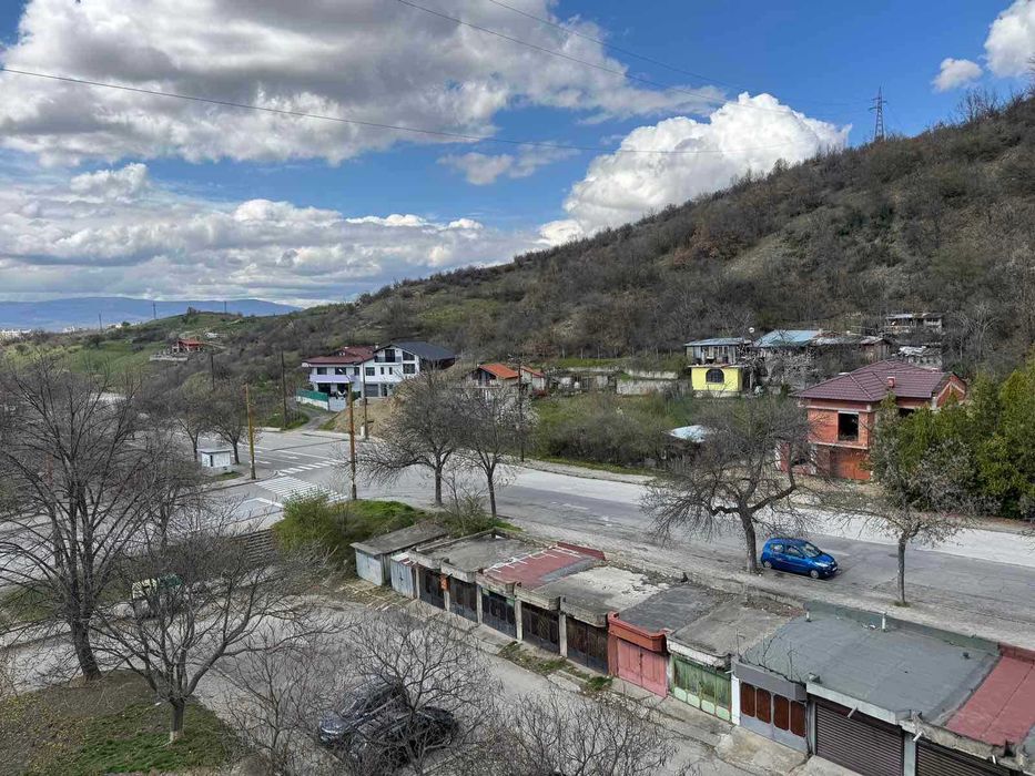 Многостаен апартамент с три спални за продажба в кв. Еленово, гр. Благоевград