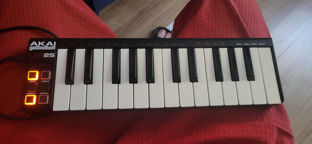 Akai LPK25 este un controler MIDI compact