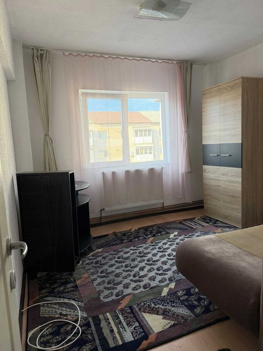 Inchiriez apartament