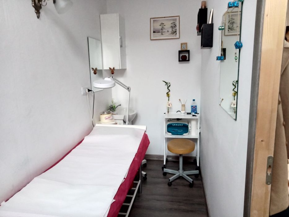 Închiriez post de Manichiură și Cosmetică