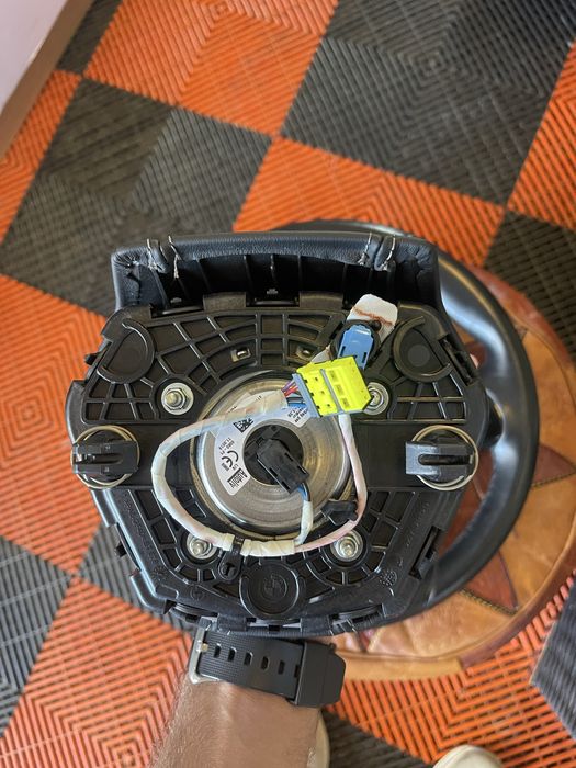 Vand volan original g30 cu tot cu airbag , il dau deoarce mi-am luat altul!