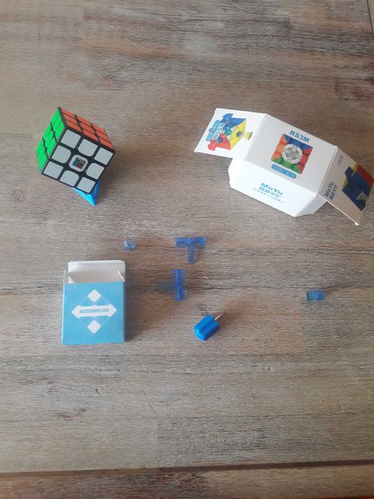 Vand cuburi rubice aprope noi.