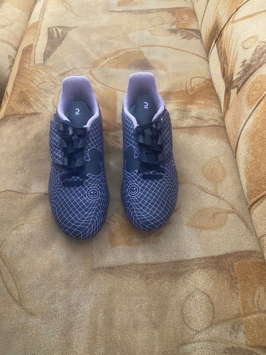 Детски обувки/бутонки за футбол. Номер 32. Цена 12 евро