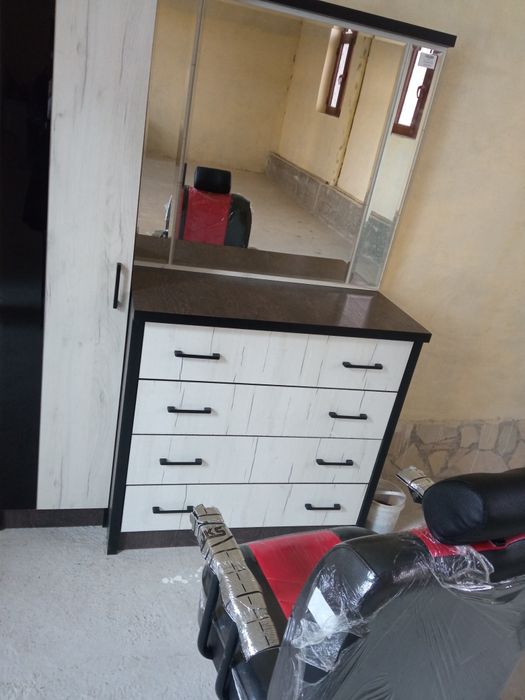 Kreslo va oyna shkafi bn sotiladi