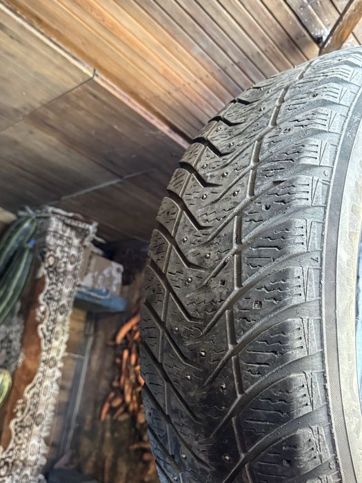 Шины шипованные в хорошем состоянии