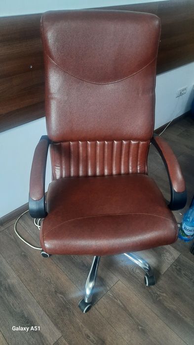 Vand scaun de birou in stare excelenta