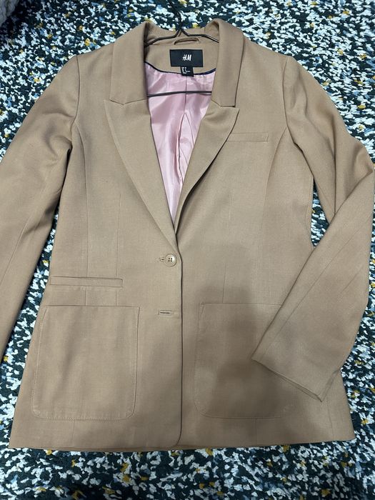 Бежово сако на H&M