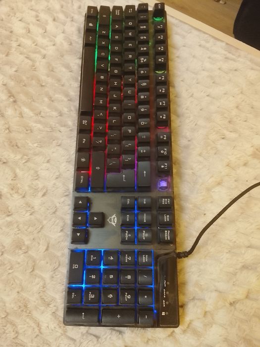 Продавам геимърска клаветура