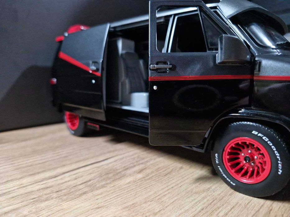 Коллекционная модель 1 -18 GMC 1983 год