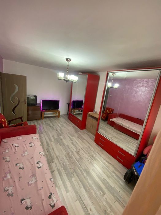 Vând apartament două camere decomandat etaj 2.