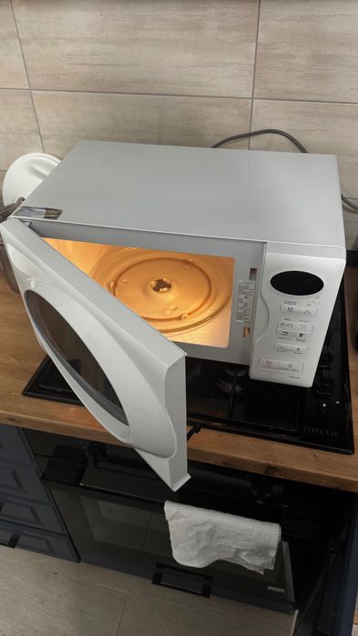 Cuptor cu microunde in stare buna