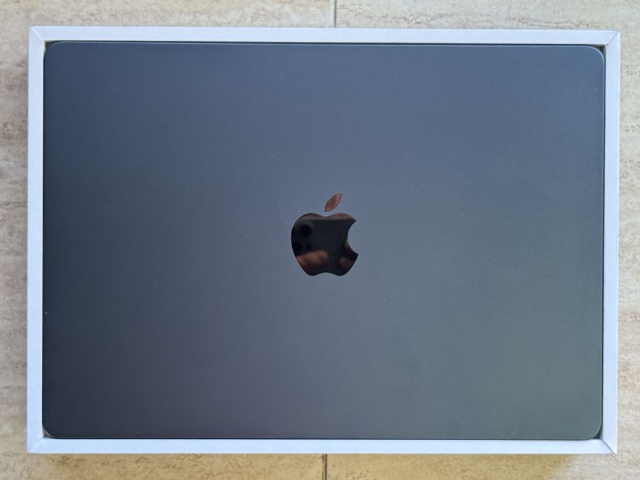 Apple MacBook Air 13” / M3 Chip / 2024 / 8GB RAM / 256GB SSD / Retina Display / A3113